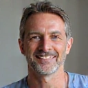 Ritratto di un uomo di mezza età con un'espressione soddisfatta, cliente di NutriVita Italia.