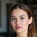 Ritratto di una giovane donna con uno sguardo fiducioso, cliente di NutriVita Italia.